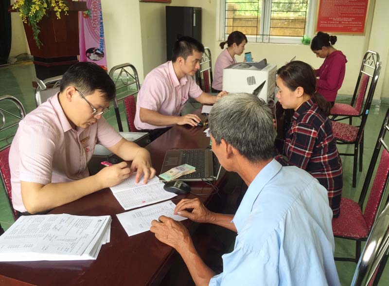 Cán bộ Ngân hàng CSXH tổ chức giải ngân nguồn vốn vay ưu đãi tại xã Quảng Thịnh, huyện Hải Hà. Ảnh: Thái Hà (Trung tâm TT-VH Hải Hà)