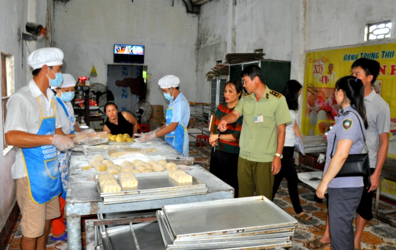 Đoàn kiểm tra liên ngành về ATTP của tỉnh trực tiếp kiểm tra đột xuất một cơ sở sản xuất bánh Trung thu trên địa bàn huyện Hải Hà.