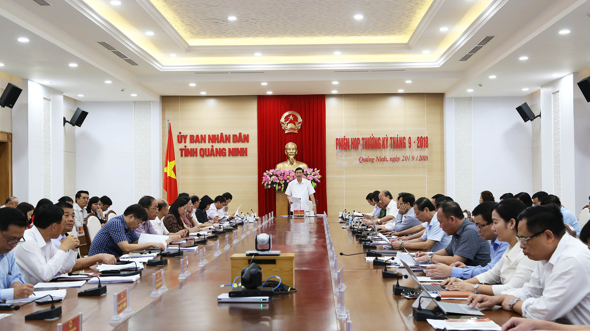 Đồng chí Nguyễn Đức Long, Phó Bí thư Tinh ủy, Chủ tịch UBND tỉnh, chủ trì phiên họp.