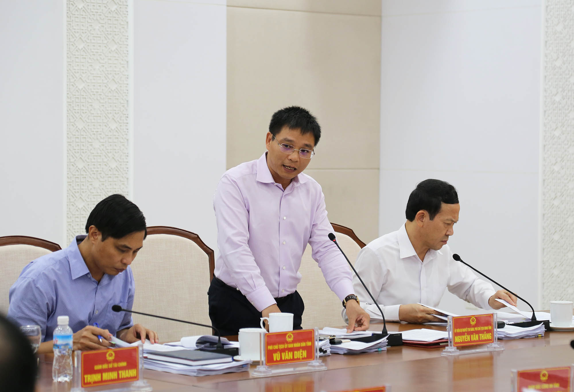 Đồng chí Nguyễn Văn Thắng, Phó Chủ tịch UBND tỉnh phát biểu tại phiên họp.