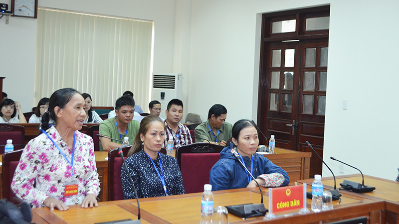 Hộ dân tổ 9, khu 8, phường Mông Dương, TP Cẩm Phả trình bày nội dung kiến nghị tại buổi tiếp công dân ngày 17/9.