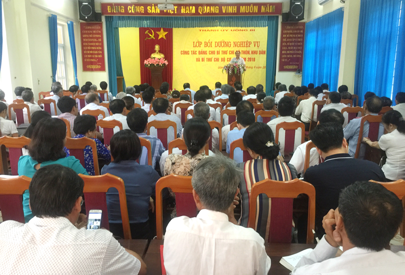 ành ủy Uông Bí tổ chức khai giảng lớp bồi dưỡng nghiệp vụ công tác Đảng cho đội ngũ bí thư chi bộ thôn, khu dân cư và bí thư chi bộ cơ sở năm 2018. 