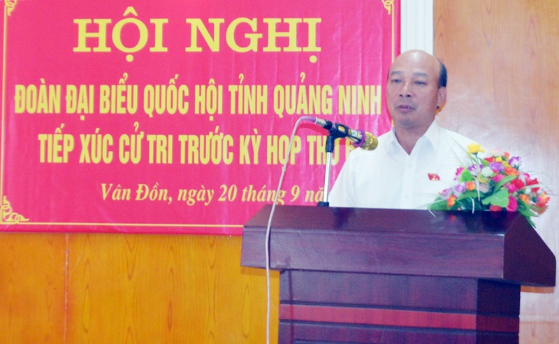 Đồng chí Lê Minh Chuẩn, ĐBQH tỉnh Quảng Ninh khóa XIV, thông báo cử tri hai xã Hạ Long và Vạn Yên (Vân Đồn)