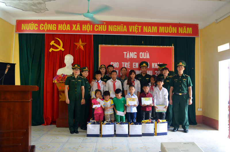 Hội Phụ nữ BĐBP tỉnh phối hợp tặng quà cho các cháu học sinh có hoàn cảnh khó khăn tại xã Vĩnh Trung (TP Móng Cái)