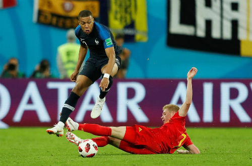 Pháp (áo xanh) và Bỉ trong trận đấu tại bán kết World Cup. Ảnh: Reuters.