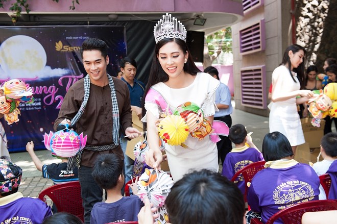 Hoa hậu Tiểu Vy mang Trung Thu sớm tới cho các em nhỏ Trung tâm bảo trợ trẻ tàn tật, mồ côi Thị Nghè. (Ảnh: Viết Quý)