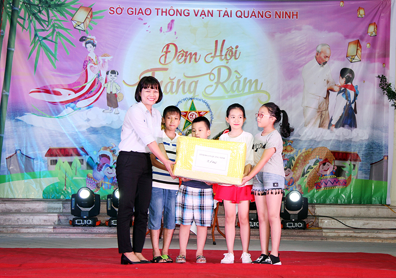 Đồng chí Vũ Thị Diệu Linh, Phó Bí thư Thường trực Tỉnh Đoàn, Chủ tịch Hội đồng đội tỉnh, tặng quà cho các em thiếu nhi nhân dịp Tết Trung thu.