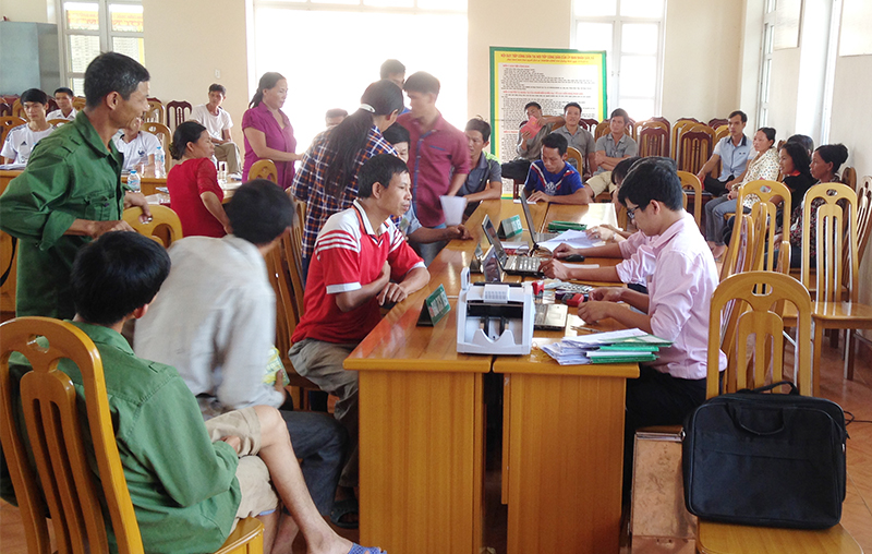 Cán bộ NHCXSH huyện Ba Chẽ giải ngân vốn vay cho người dân xã Đạp Thanh.