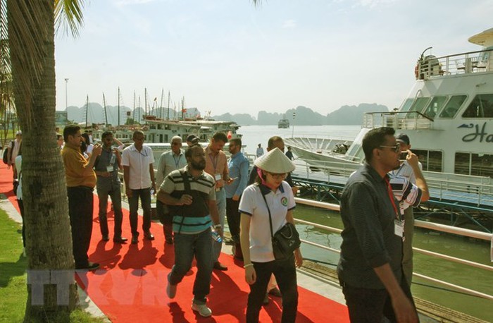 Các đại biểu đến Bến tàu Tuần Châu, xuất phát đi tham quan Vịnh Hạ Long. (Ảnh: TTXVN)