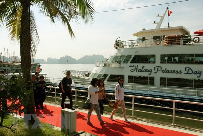 Các đại biểu chụp ảnh kỷ niệm trên tàu đi tham quan Vịnh Hạ Long. (Ảnh: TTXVN)