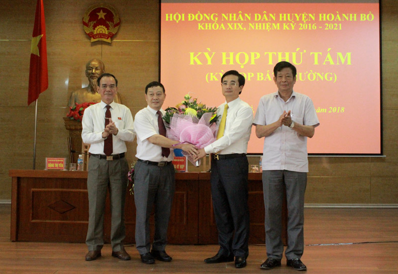 Các đồng chí lãnh đạo huyện Hoành Bồ tặng hoa chúc mừng đồng chí Lê Xuân Hợp (thứ hai, trái sang) trúng cử chức vụ Chủ tịch HĐND huyện Hoành Bồ khóa XIX nhiệm kỳ 2016- 2021