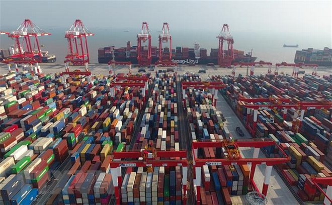 Hàng hóa được xếp tại cảng Dương Sơn, Trung Quốc ngày 25/7 vừa qua. (Ảnh: THX/TTXVN)