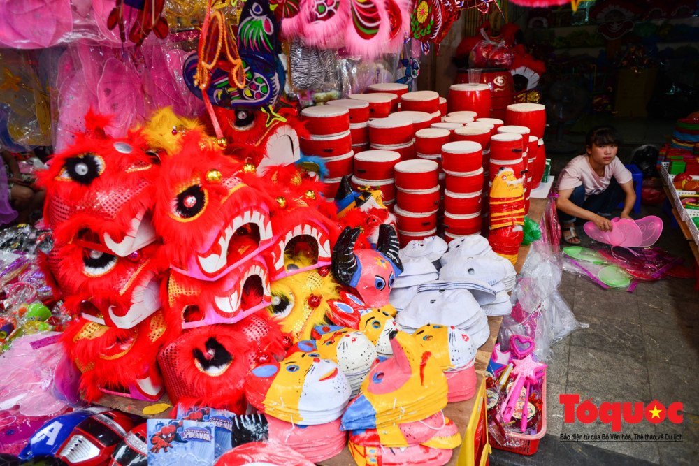 Theo một chủ cửa hàng trên phố Hàng Mã, năm nay lượng người mua đồ chơi truyền thống tăng mạnh. Từ đầu mùa các mặt hàng như đầu lân, mặt lạ bồi, trống bỏi... tiêu thụ mạnh.