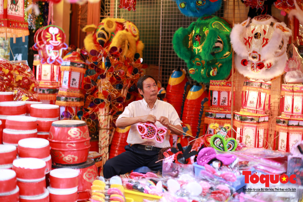  “Những năm gần đây, nhiều gia đình đã quan tâm đến trò chơi dân gian Việt Nam với mong muốn cho các cháu nhỏ biết đến ký ức tuổi thơ ngày xưa từ thời ông bà tổ tiên, tôi cũng đã tìm đến những nghệ nhân làm đồ truyền thống để đặt những mặt hàng đồ chơi trung thu truyền thống đến phục vụ thị hiếu của khách hàng