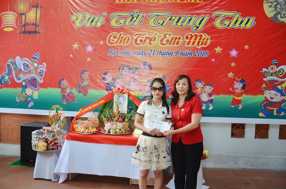 Lãnh đạo Hội Chữ thập đỏ tỉnh tặng quà cho trẻ em mù