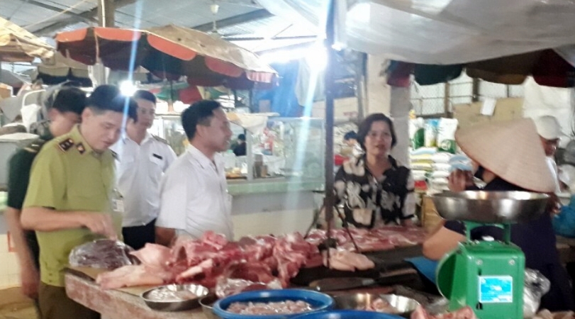 Tổ công tác của Sở NN&PTNT nắm tình hình tại chợ 3, TP Móng Cái.