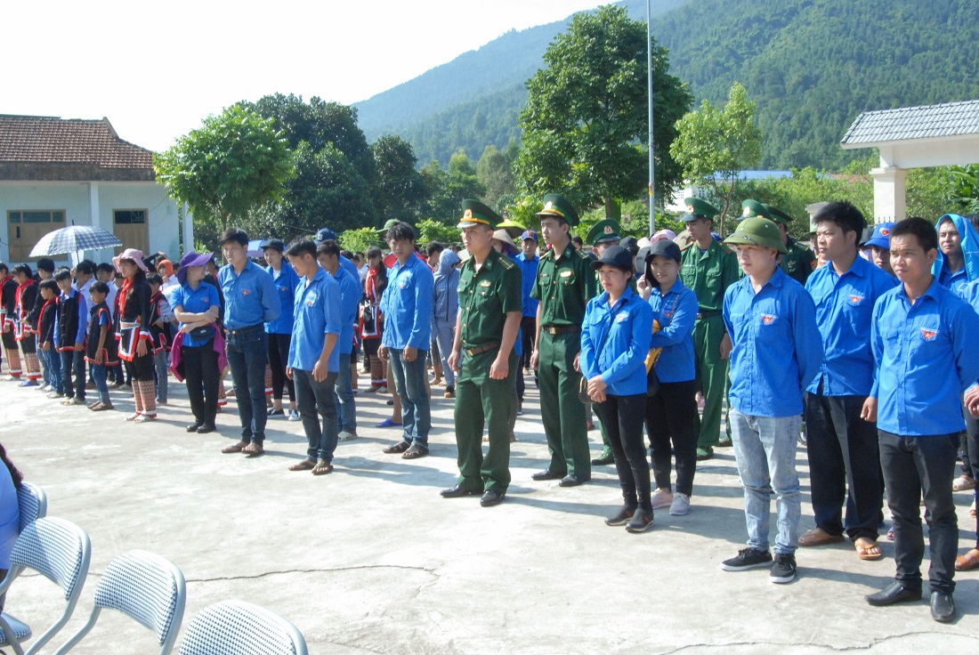 Các CBCS Đồn BP cửa khẩu Hoành Mô và đông đảo ĐVTN trên địa bàn xã Đồng Văn (Bình Liêu) tham dự chương trình.