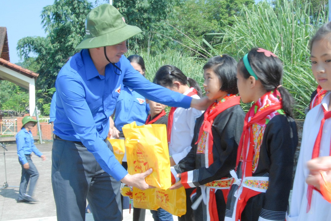Đồng chí Lê Hùng Sơn, Bí thư Tỉnh Đoàn, tặng quà cho các em có hoàn cảnh khó khăn đang học tại trường PTDT bán trú THCS Đồng Văn (Bình Liêu).