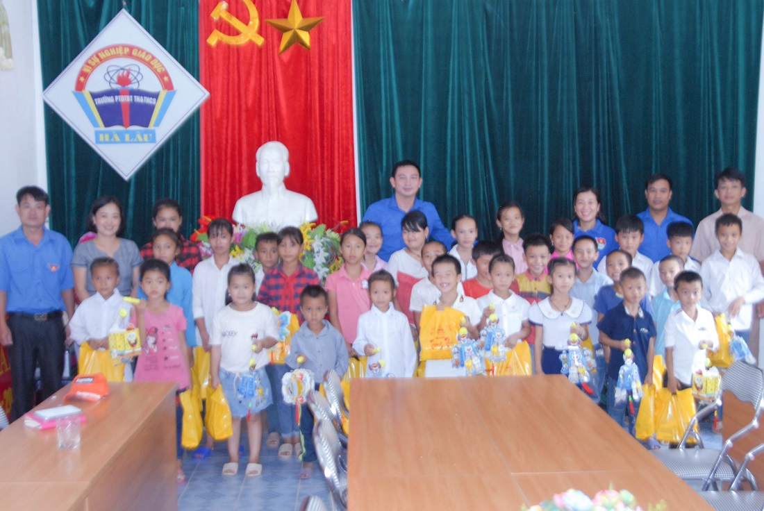 35 phần quà gồm bánh, sữa và đèn lồng Trung thu được trao cho các em học sinh nghèo đang học tại Trường bán trú TH&THCS Hà Lâu (Tiên Yên).