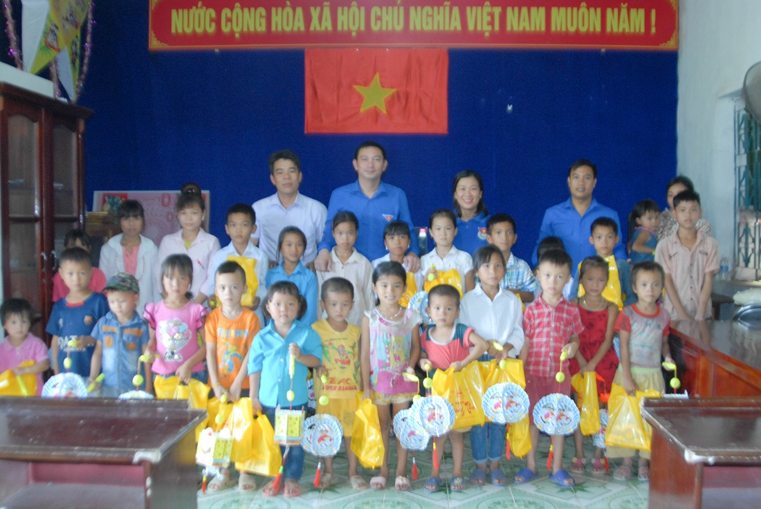 Đoàn đến thăm, tặng quà cho 30 em nhỏ có hoàn cảnh khó khăn trên địa bàn xã Điền Xá (Tiên Yên)