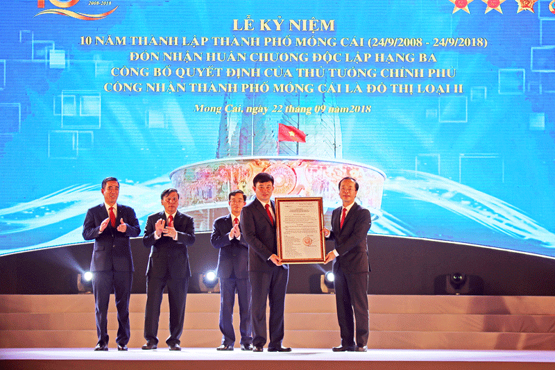 Đồng chí Phạm Hồng Hà, Ủy viên BCH Trung ương Đảng, Bộ trưởng Bộ Xây dựng trao Quyết định của Thủ tướng Chính phủ công nhận Thành phố Móng Cái là đô thị loại II, trực thuộc tỉnh Quảng Ninh.
