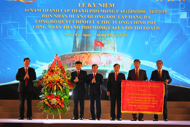 Đồng chí Nguyễn Đức Long, Chủ tịch UBND tỉnh trao bức trướng của Tỉnh ủy-HĐND-UBND tỉnh cho thành phố Móng Cái