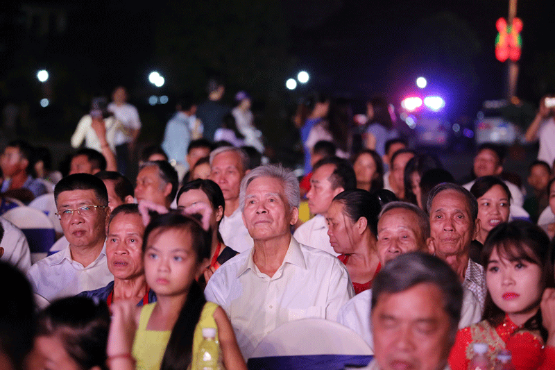 Đông đảo nhân dân đến tham dự buổi lễ.