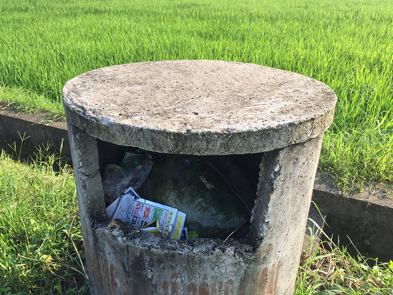 Qua tuyên truyền, vận động, ý thức người dân xã Sông Khoai (TX Quảng Yên) được nâng lên rõ rệt, các vỏ bao thuốc bảo vệ thực vật sau khi sử dụng được thu gom vào các bể chứa. Ảnh: Thanh Hoa
