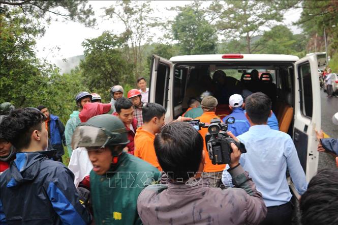 Thi thể nạn nhân được đưa lên xe cấp cứu chở về Bệnh viện Đa khoa Lâm Đồng. Ảnh: TTXVN
