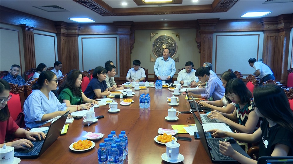Lãnh đạo NXB Giáo dục Việt Nam trao đổi với các PV về SGK.