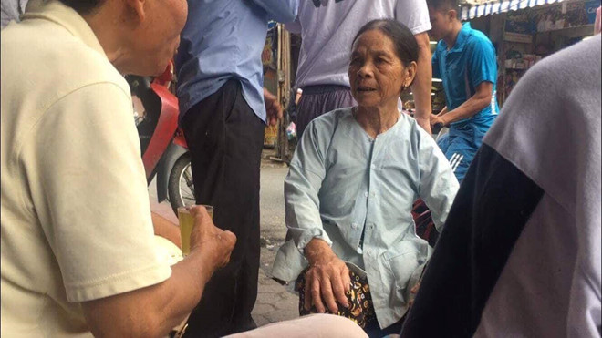 Người phụ nữ tên Trinh tự nhận là mẹ của hai nạn nhân. Ảnh: Nguyễn Thắng.