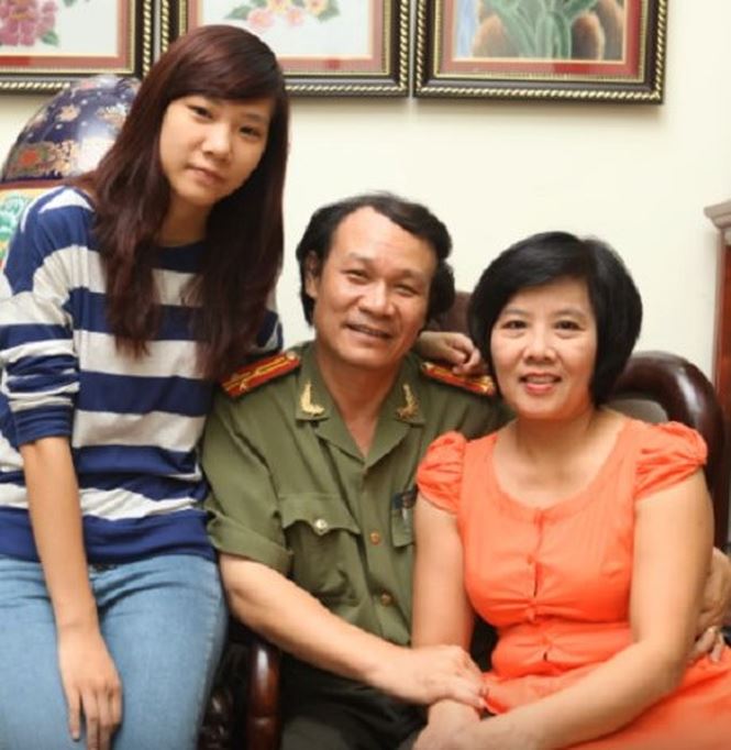 Vợ chồng NSƯT Nguyễn Hải bên con gái là dancer 