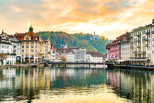 Cung đường mùa thu ở Thụy Sĩ với dãy núi phủ đầy tuyết trắng, mặt hồ xanh trong, những dãy nhà cổ thấp thoáng sau tán lá vàng sẽ để lại những cung bậc cảm xúc khác nhau trong lòng du khách. Ảnh: Shutterstock.