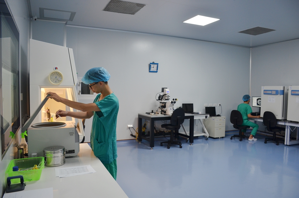 Phòng xét nghiệm trong thực hiện thụ tinh trong ống nghiệm hiện đại tại Bệnh viện Sản Nhi Quảng Ninh