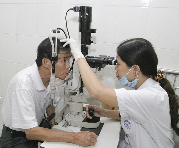 Khi có dấu hiệu đau mắt, phải đi khám tại cơ sở chuyên khoa mắt đề điều trị kịp thời. Ảnh: TM