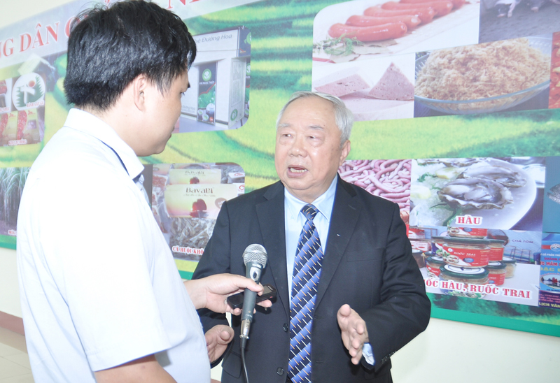 Ông Vũ Mão trả lời phỏng vấn của phóng viên Báo Quảng Ninh.