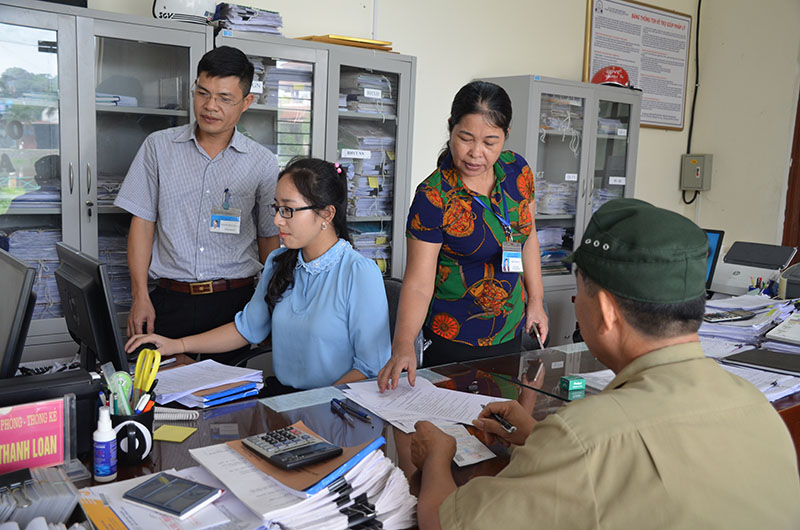 Cán bộ phường Phương Nam, TP Uông Bí hướng dẫn người dân giải quyết thủ tục hành chính
