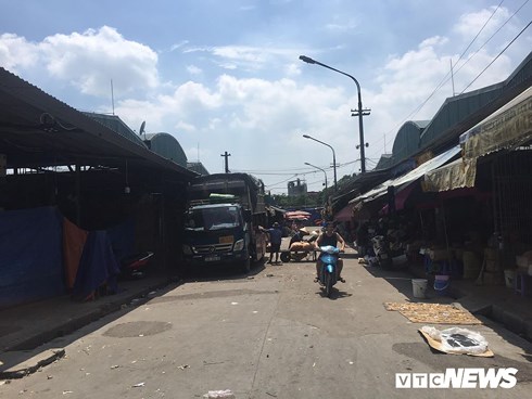 Khung cảnh bên trong chợ Long Biên.