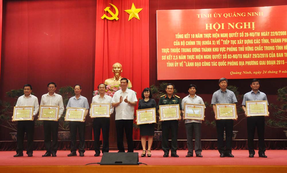 Phó Bí thư Tỉnh uỷ, Chủ tịch UBND tỉnh Nguyễn Đức Long trao Bằng khen của UBND tỉnh trong xây dựng KVPT vững chắc tỉnh Quảng Ninh giai đoạn 2008- 2018 