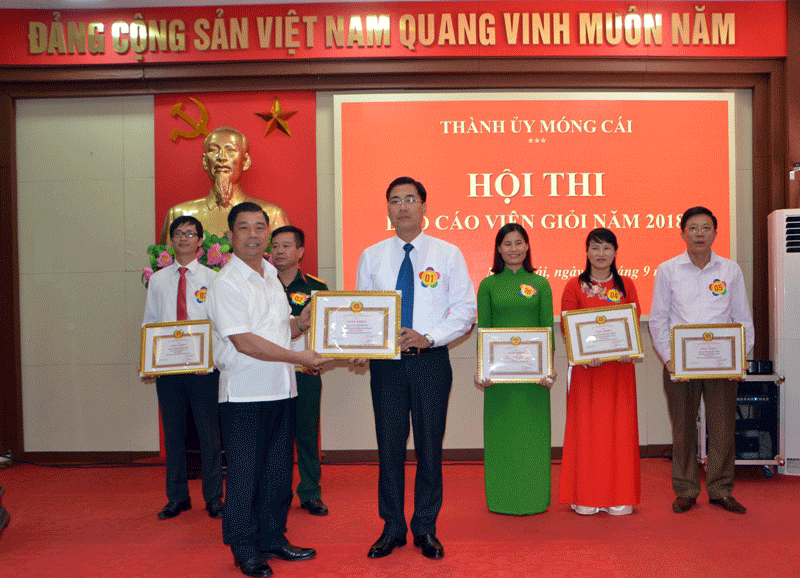 Đồng chí: Hà Hải Dương - Tỉnh ủy viên - Phó trưởng Ban Thường trực Ban Tuyên giáo Tỉnh ủy Quảng Ninh trao giải nhất cho thí sinh Vũ Việt Hưng.