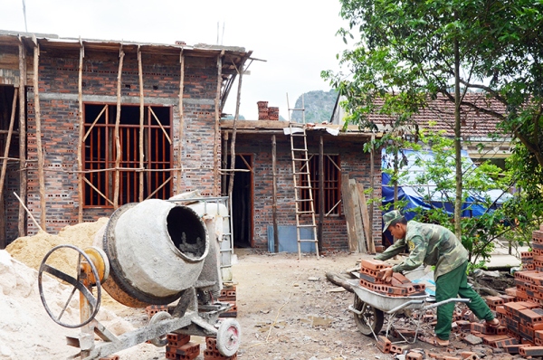 Ngôi nhà mới của thương binh Trần Thị Sâm (thôn Hà Lùng, xã Sơn Dương, huyện Hoành Bồ)  đang trong quá trình hoàn thiện