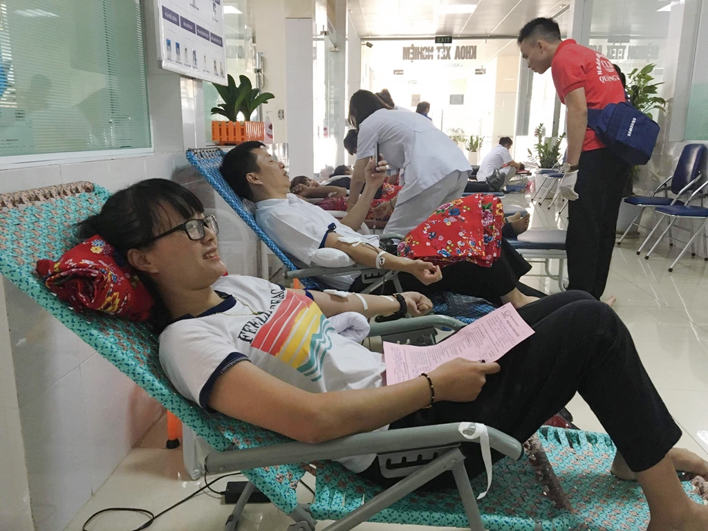 Các tình nguyện viên tham gia hiến máu. Ảnh do Bệnh viện Sản Nhi cung cấp