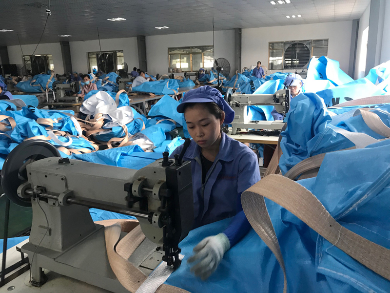 Điều kiện làm việc của người lao động tại Công ty TNHH bao bì quốc tế Bình An Việt Nam được đảm bảo thoáng mát (trong ảnh: Công nhân bộ phận may may bao bì xuất khẩu sang Nhật Bản).