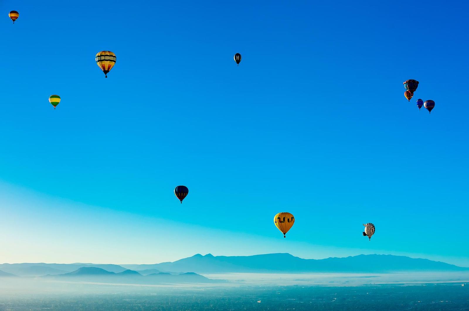 Những chiếc khinh khí cầu bay trên bầu trời tại Lễ hội Khinh khí cầu Quốc tế Albuquerque. Ảnh: Blaine Harrington III.