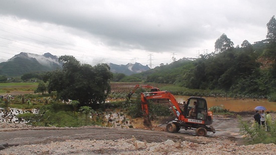 Ngày 18/9/2018, UBND xã Thống Nhất phối hợp cùng lực lượng chức năng của huyện Hoành Bồ bảo vệ thi công dự án chống ngập lụt tổng thể cánh đồng Ba Sào. Ảnh: Quang Cảnh (CTV)