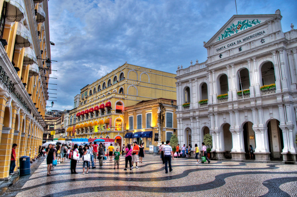Trung tâm lịch sử Macau: Được công nhận là Di sản Thế giới năm 2005, trung tâm lịch sử Macau có hơn 20 công trình tiêu biểu cho sự ảnh hưởng của hai nền văn hóa Trung Quốc và Bồ Đào Nha. Du khách có thể ghé thăm di tích nhà thờ St. Paul, quảng trường Senado và ngôi đền cổ nhất thành phố A-Ma. Ảnh: Petzzz21/Flickr.