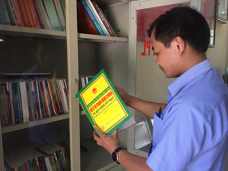 Dù tủ sách pháp luật của xã Thống Nhất, huyện Hoành Bồ từ đầu năm đên nây chưa có người dân nào đến đọc, nhưng cán bộ tư pháp xã vẫn phải sắp xếp  thường xuyên.