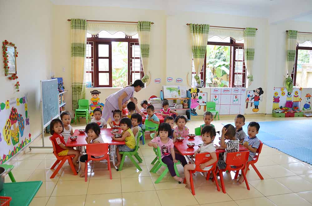 Giờ ăn trưa của trẻ 3 tuổi, Trường Mầm non Hải Lạng, huyện Tiên Yên.