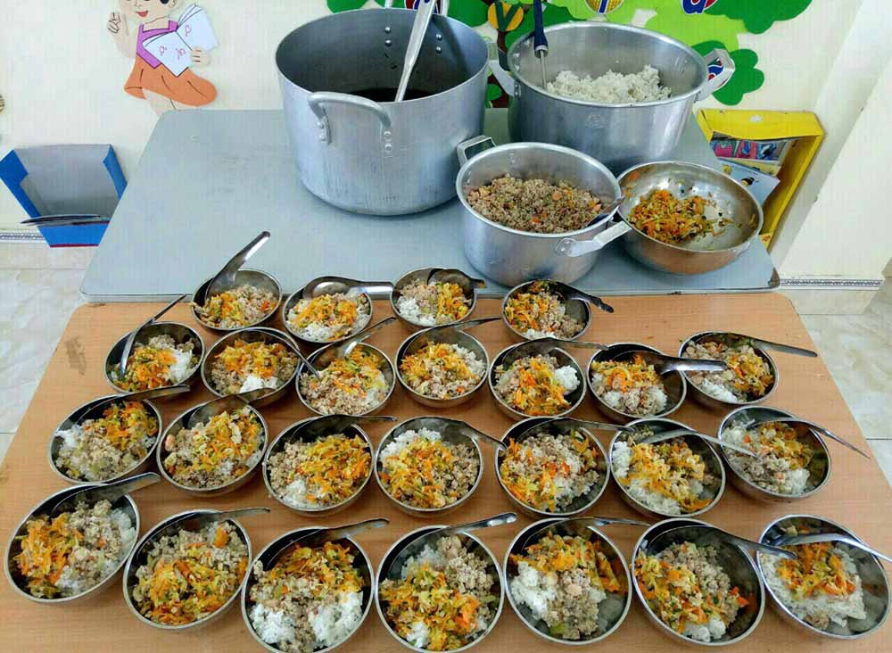 Bữa ăn chính của trẻ mẫu giáo Trường Mầm non Tiên Lãng, huyện Tiên Yên đầy đủ chất dinh dưỡng.