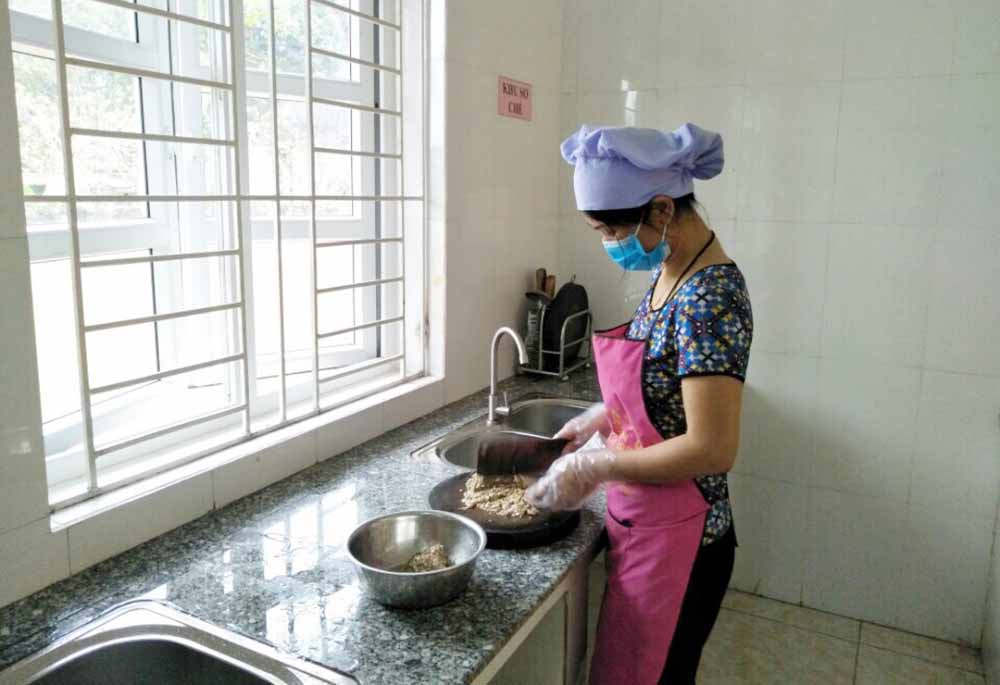 Nhân viên nấu ăn Trường Mầm non Tiên Lãng, huyện Tiên Yên chuẩn bị đồ ăn cho trẻ